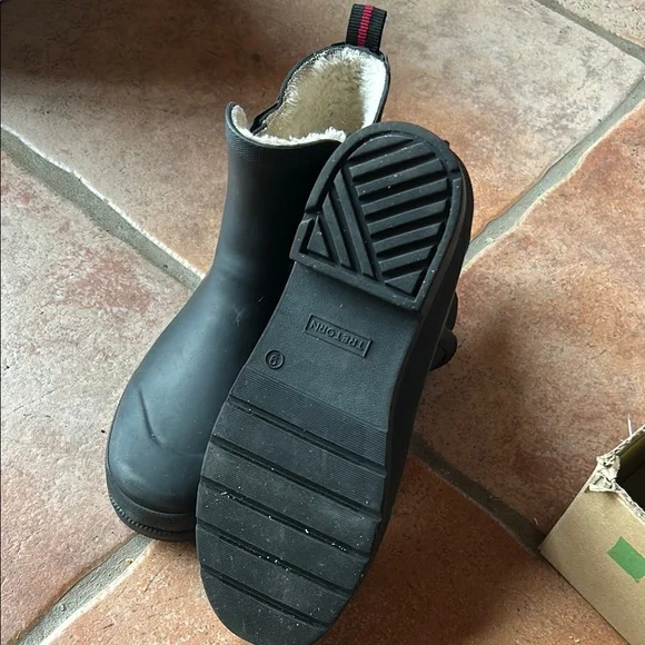 Tretorn Black Winter Rain Boots with Fuzzy Lining - Picture 3 of 4
